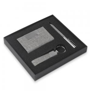Kit escritório RPET 17x18x2,7  RPET  Kit Escritório Kit Escritório, contendo:  1 Chaveiro em metal com detalhe em RPET reciclável; 1 Caneta Metálica com detalhe em RPET reciclável; 1 Porta Cartão em detalhe em RPET reciclável.  Acompanha berço com espuma.